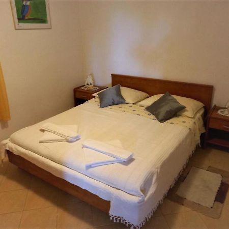 Apartmani Gracijela Karlobag Exterior photo