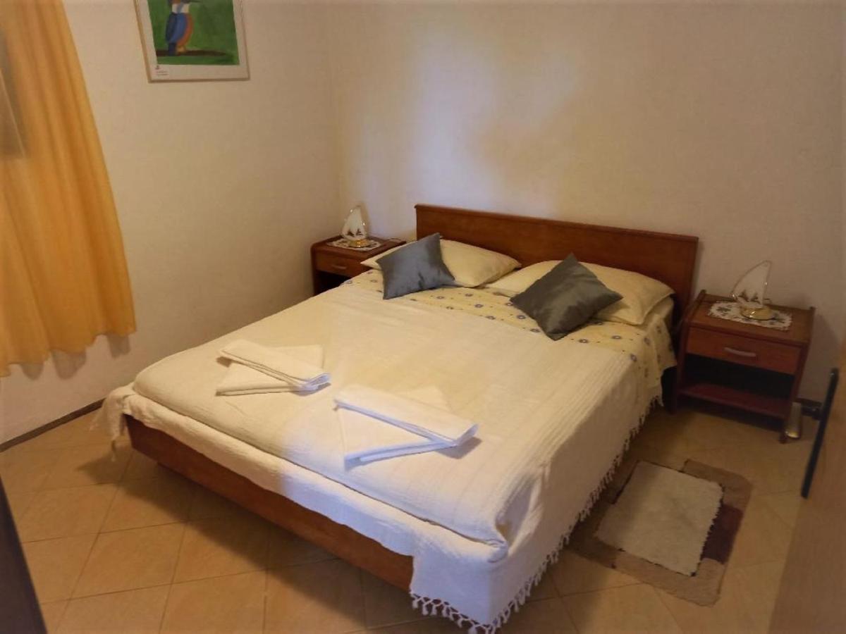 Apartmani Gracijela Karlobag Exterior photo