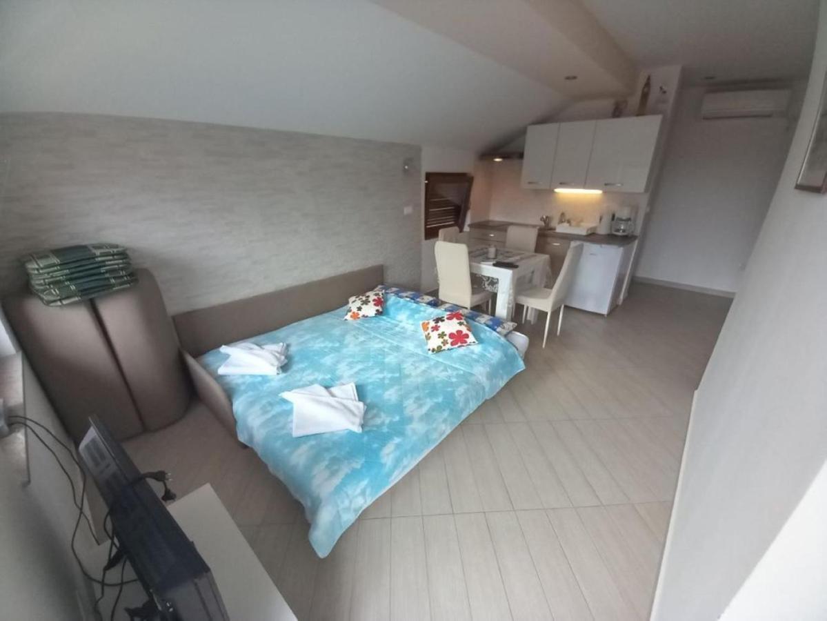 Apartmani Gracijela Karlobag Exterior photo