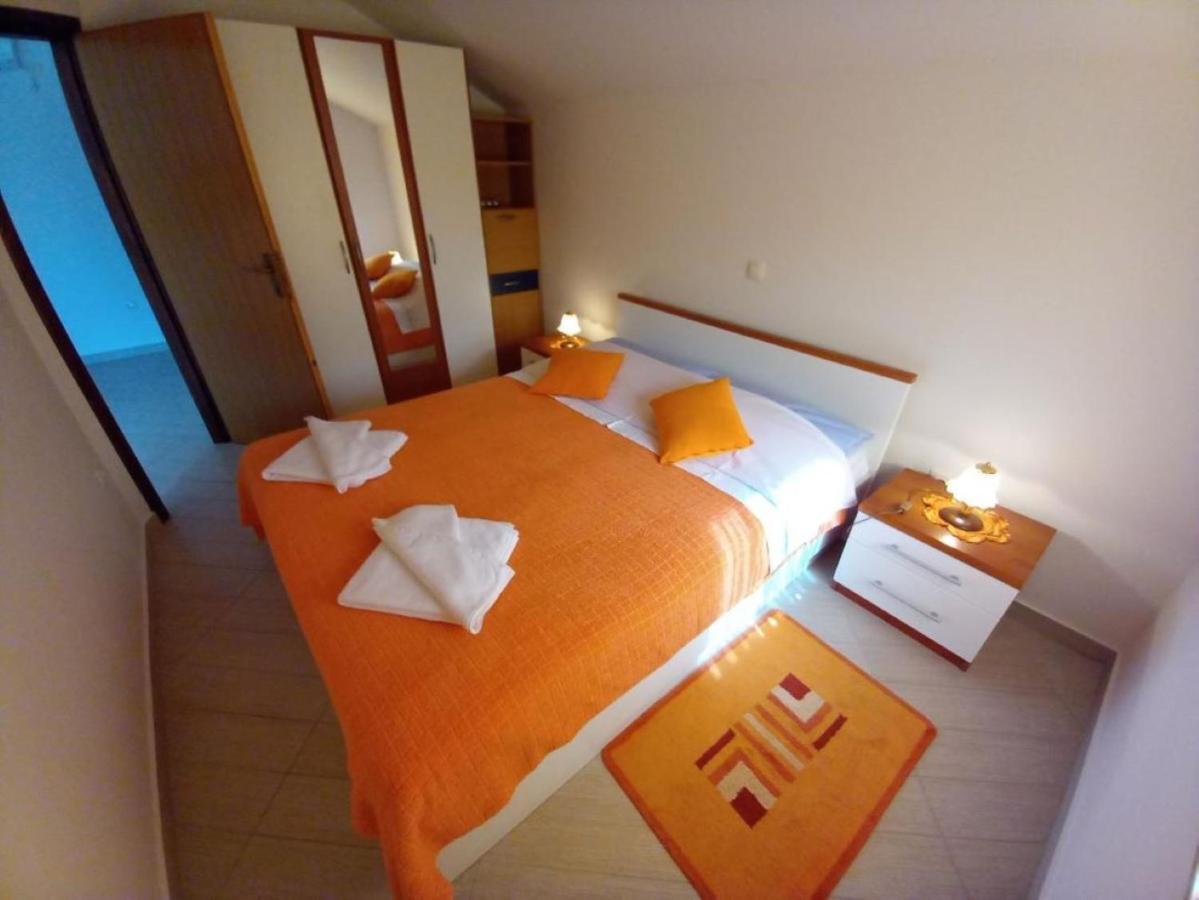 Apartmani Gracijela Karlobag Exterior photo