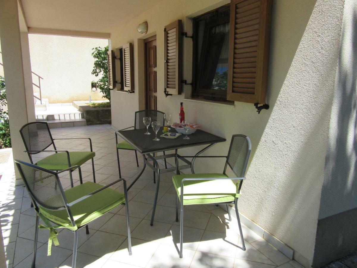 Apartmani Gracijela Karlobag Exterior photo